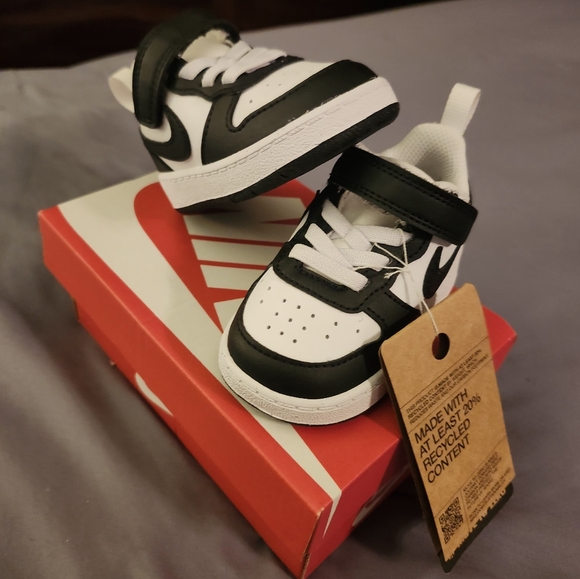 NikeCourt infant size 4 black and white - Picture 3 of 7